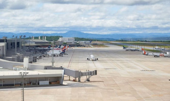 Parte dos brasileiros deportados dos EUA desembarca em Belo Horizonte