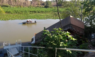 Perseguição cinematográfica a caminhão roubado termina com bandido preso após cair dentro do Rio Paraguai em Cáceres