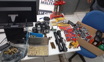 PM prende homem por violência doméstica e apreende arma de fogo e munições em residência