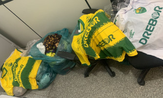 Polícia Civil apreende centenas de camisetas de times falsificadas em mais uma fase de operação de combate à pirataria