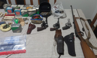 Polícia Civil cumpre 12 mandados em investigação sobre morte de empresária e apreende armas de fogo
