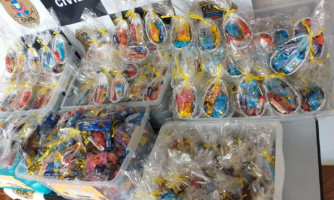 Polícia Civil distribui ovos de Páscoa e kits de chocolates para crianças carentes em Campos de Júlio
