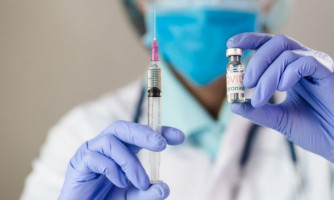 Prefeitura começa a vacinar profissionais da Educação contra Covid-19 em MT