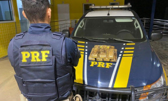 PRF prende passageiro de ônibus que carregava drogas em mochila