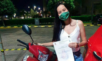 Psicóloga vende moto para custear cirurgia da mãe e ganha nova moto em sorteio de igreja em MT: 'Deus me deu em dobro'