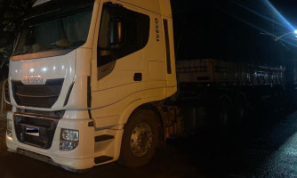 Três carretas com carga de 220 mil kg de milho são apreendidas pela Polícia Militar