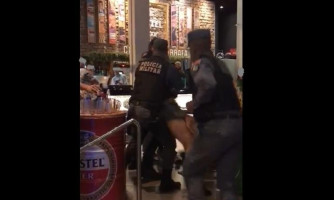 Vídeo mostra mulher jogando cerveja em PM e sendo presa na Praça Popular