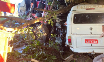 Acidente entre kombi escolar e dois caminhões deixa uma pessoa ferida no Distrito do Pedro Neca, em Porto Esperidião