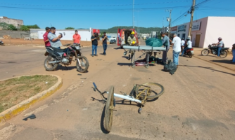 Ciclista e motociclista sofrem ferimentos graves ao colidiram em cruzamento