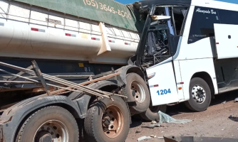 Motorista de ônibus morre e 4 passageiros ficam feridos em acidente em MT
