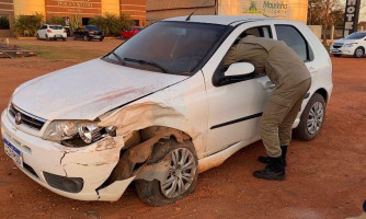 Motorista de veiculo passa mal e bate em carreta estacionada