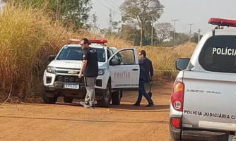 Jovem é encontrado morto à beira da estrada; rosto do jovem estava queimado