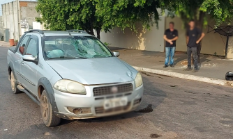 Acidente em Pontes e Lacerda: carro invade preferencial e colide com moto, deixando três pessoas feridas