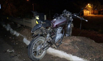 Acidente: Motociclista é arremessado em barranco na ponte do rio Guaporé