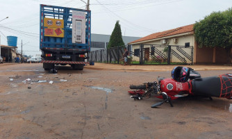 Caminhão invade preferencial e provoca acidente grave com moto em Pontes e Lacerda