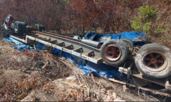 Carreta tomba às margens da BR 174; motorista tentou evitar acidente
