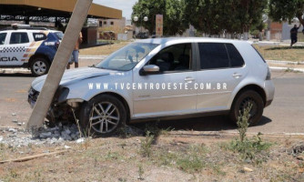 Carro bate em poste e deixa mais de 2 mil  casas sem energia