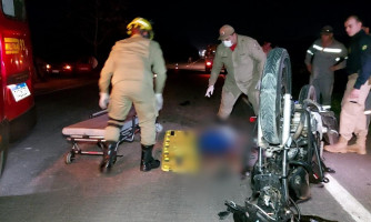 Colisão violenta entre carro e moto deixa uma pessoa em estado grave