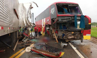 Acidente entre carreta e ônibus deixa uma pessoa morta e duas feridas em MT