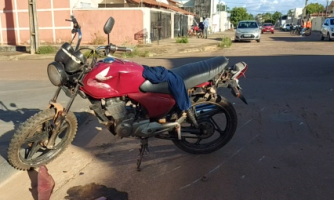 Acidente entre moto e carro deixa uma pessoa com ferimentos graves
