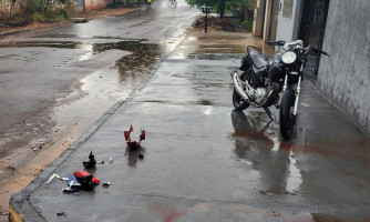 Motociclista cai durante a chuva e fica gravemente ferido