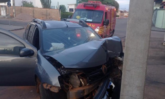 Direção e álcool, Motorista perde controle e bate em poste no centro de Pontes e Lacerda