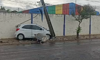 Motorista passa mal e colide em poste próximo à Escola Dormevil Faria