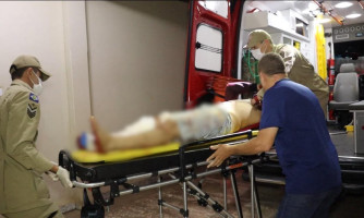 Motociclista teve a perna esmagada após acidente de trânsito no centro de Pontes e Lacerda