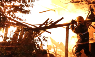 Casa de madeira é destruída por fogo próximo a escola estrela dourada