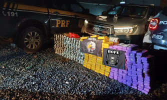 PM e PRF prendem motorista com 350 kg de droga em malas na carroceria de caminhonete