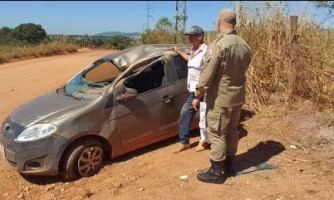 Motorista desvia de motociclista e carro capota em Pontes e Lacerda