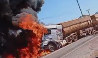 Carreta pega fogo e motorista fica ferido na Imigrantes