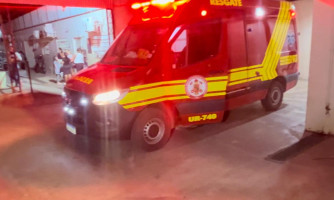 Motorista teve o braço dilacerado após tombamento de caminhão.