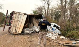 Caminhão sai da pista e motorista precisa de atendimento médico