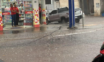 Fortes chuvas causam alagamentos no Centro de Pontes e Lacerda