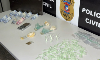Polícia Civil prende duas pessoas com drogas no bairro Vila Iguaçú