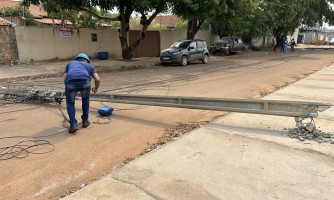 Caminhão derruba dois poste de energia elétrica no bairro bairro Vila Iguaçu.