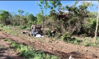 Duas pessoas e uma criança morre após acidente entre carro e carreta próximo a Comodoro
