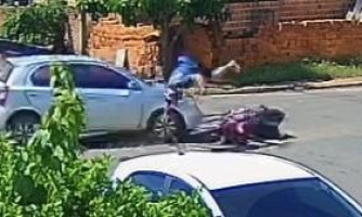 Acidente envolvendo moto e carro: câmera de monitoramento flagra momentos da colisão