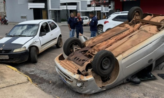 AGORA: Carro capota no Centro de Pontes e Lacerda