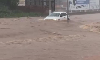 Após fortes chuvas, carros ficam ilhados em Pontes e Lacerda