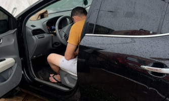 Bêbado com sono? Homem bate em muro e dorme na sequência