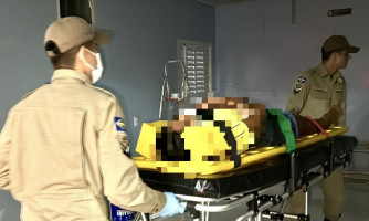 Ciclista é socorrida após acidente de trânsito, o Corpo de Bombeiros foi acionado