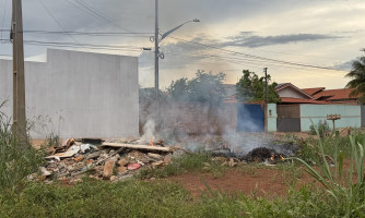 Descarte irregular de lixo é agravado por incêndio no Residencial Vera
