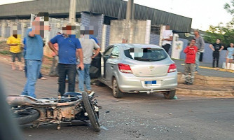 Acidente de trânsito deixa motociclista ferido no centro de Pontes e Lacerda