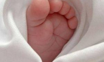 Bebê de 6 meses morre enquanto dormia com os pais