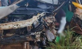 Cinco ficam feridos após carro de passeio bater de frente com carreta na BR-364 em Campos de Júlio