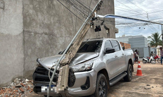 Colisão de Hilux com poste deixa moradores sem energia em Pontes e Lacerda