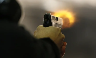 Dupla tenta matar jovem com 11 tiros, um disparos acerta na perna da vitima
