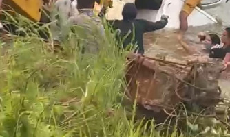 Funcionário morre e 4 ficam feridos após caminhão capotar e cair em rio em Sapezal